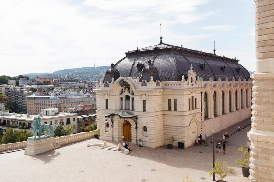 Budapest: Buda Castle Walking Tour & Folk Music Performance - Starting Point at the Holy Trinity Statue in Holy Trinity Square