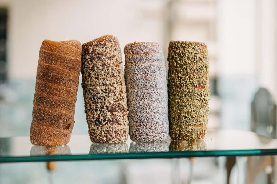 Budapest: Christmas Markets Walking Tour with Cake Tasting - Walking Through Párisi Udvar and Váci Street