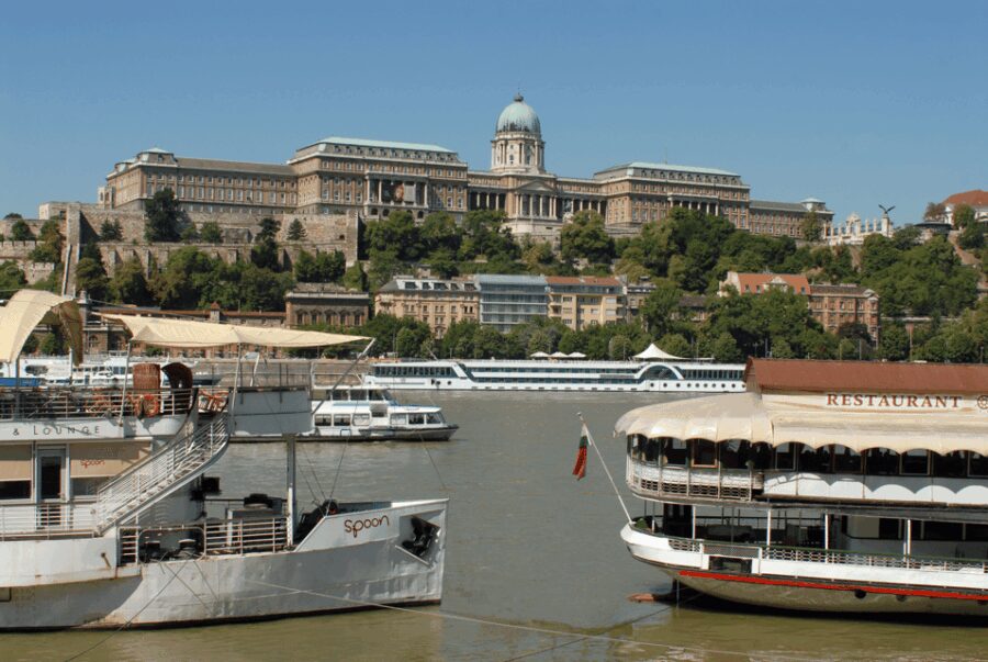 Budapest: City Discovery Tour - From the Meeting Point to the Castle District