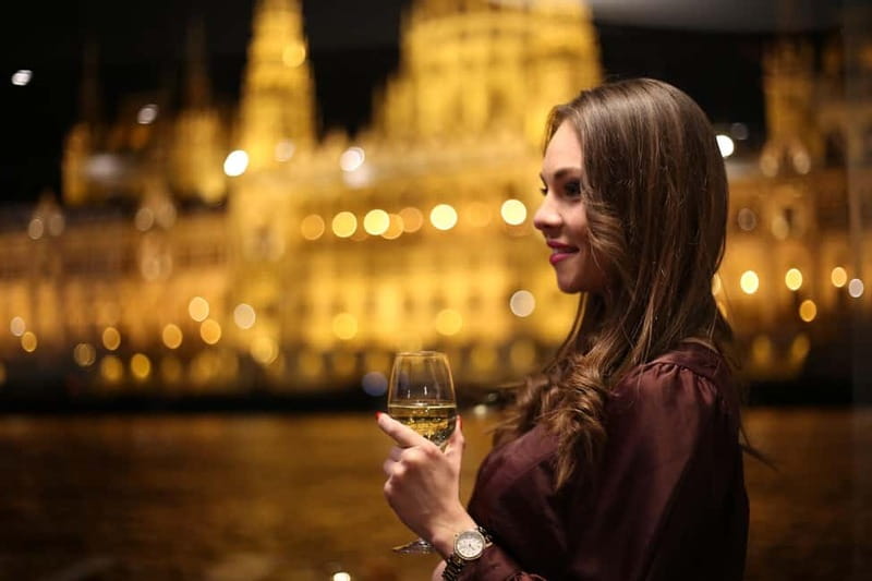 Budapest: Evening Cruise with 4-Course Dinner - The Atmosphere: Live Music and Relaxed Elegance