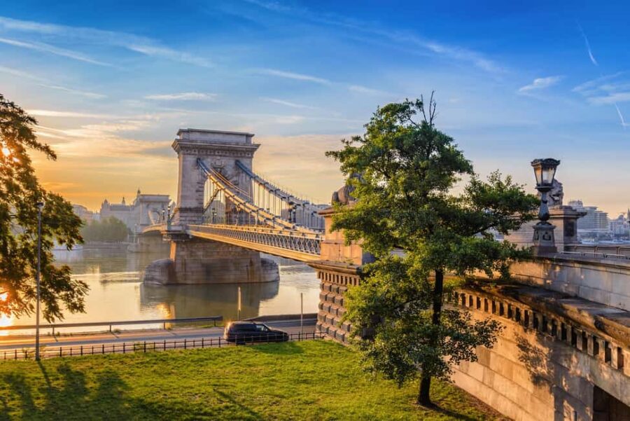 Budapest: Guided City Tour and Madame Tussauds - Crossing the Elizabeth Bridge for Pest Highlights