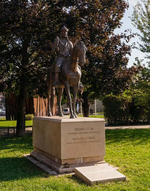 Budapest: Old Buda Walking Tour & Folk Music Performance - Exploring Old Buda’s Main Square and Roman Ruins