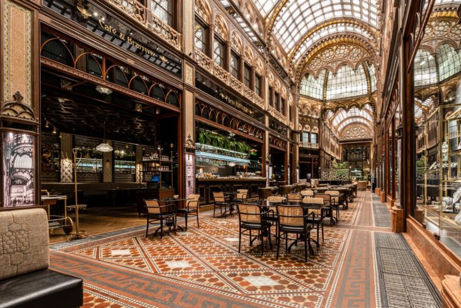 Budapest: Párisi Passage Restaurant 3-Course Menu - Discovering Budapest’s Architectural Gem: Párisi Udvar Hotel