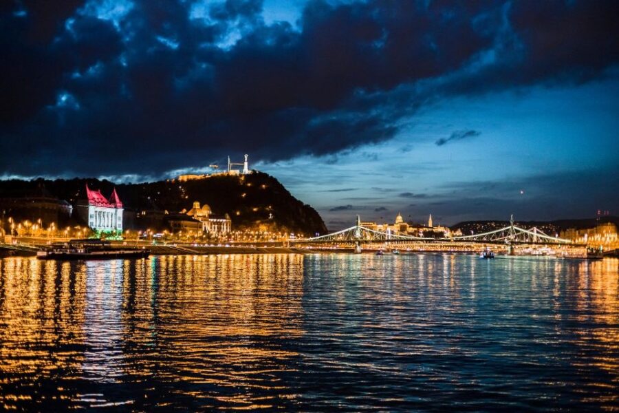 Budapest: Premium Sightseeing Cruise with Tokaj Frizzante - Starting Point at Duna Cruises Near Elizabeth Bridge