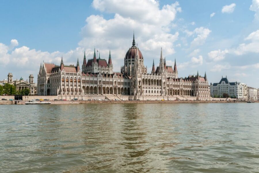 Budapest: Summer Brunch & Cruise with Prosecco or Cake - What Makes the Brunch Buffet Stand Out