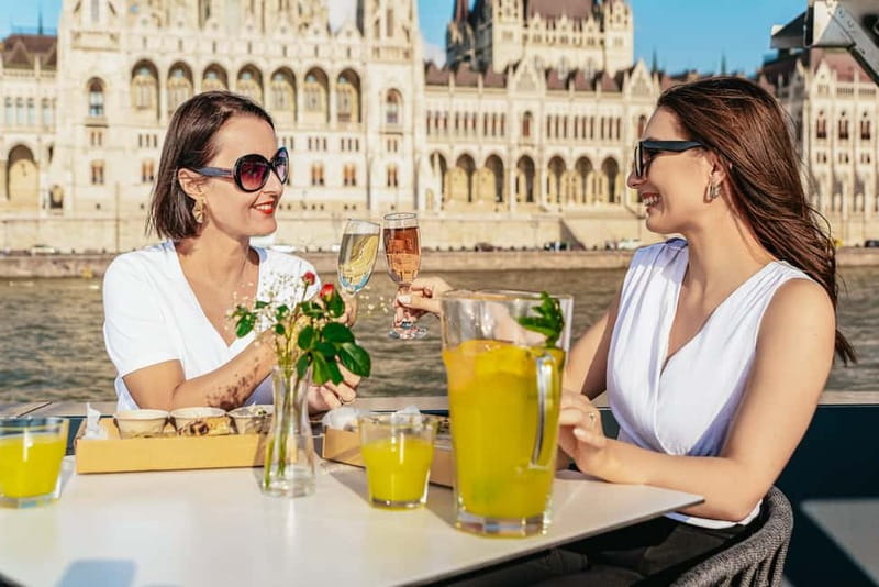Budapest: Unlimited Prosecco, Beer and Aperol Spritz Cruise - A Nighttime View of Budapest’s Most Famous Landmarks
