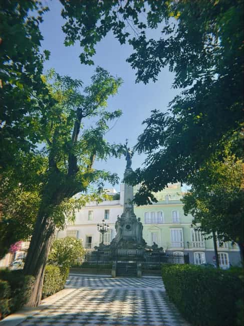 Cádiz: Walking Tour with Tapas and Drinks - Discovering Baluarte de la Candelaria and Genoves Park