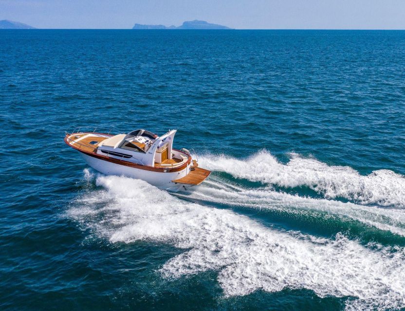 Capri tour with the iconique Gozzo Sorrentino - Exploring the Baths of Queen Giovanna and Surroundings