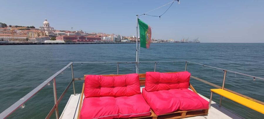 Cascais Coastal Secrets: 90-Minute Cruise with Free Drinks - Discovering the Coastline’s Iconic Landmarks and Natural Beauty