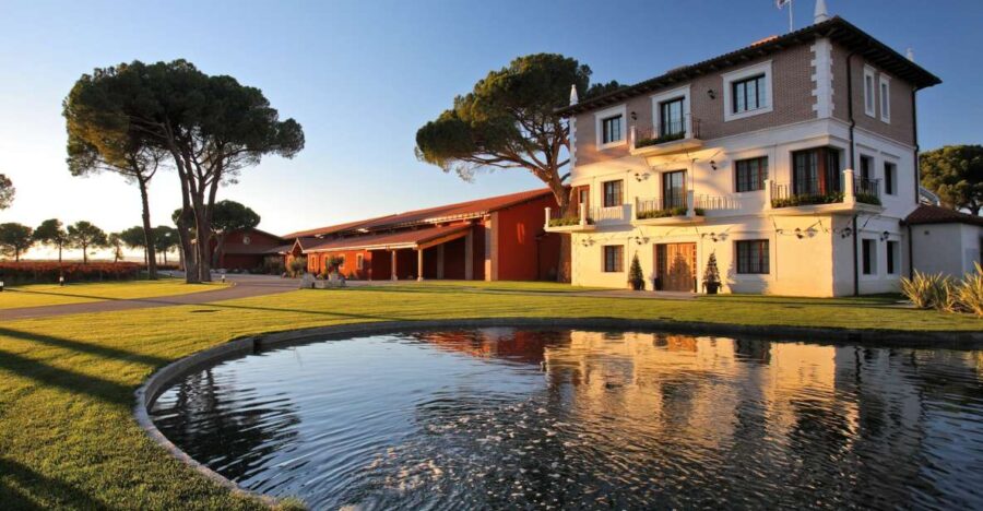 Castille and León: Vineyard Tour with Wine Tasting - Discover Finca Villacreces and Its Unique Location
