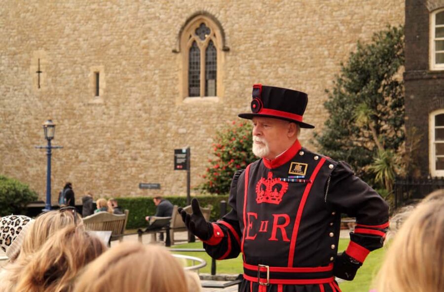 Changing of Guards, Tower of London, Beefeaters & Cruise - The Changing of the Guard at Buckingham Palace