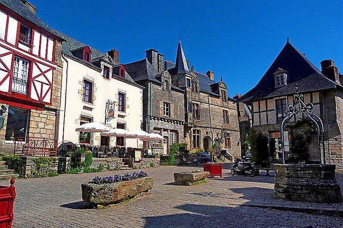 Chauffered driven car for one or several days (Rent minimum of 8 hours with a maximum of 25 kms per hour) - From the Old Town to the Castle District in Angers