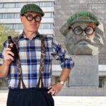 Chemnitz: Downtown tour with Sofa-Siggi/Nischel & Gefischel - Starting Point at the Karl Marx Monument