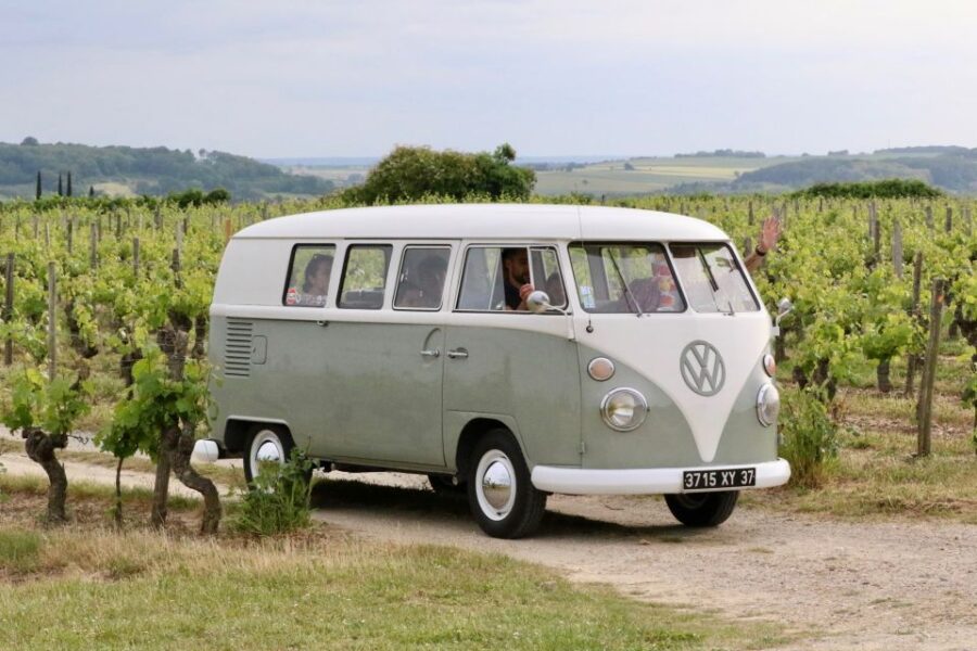 Chinon Vintage Tour: Tour the town in a Combi VW - From the Old Town to the Castle District