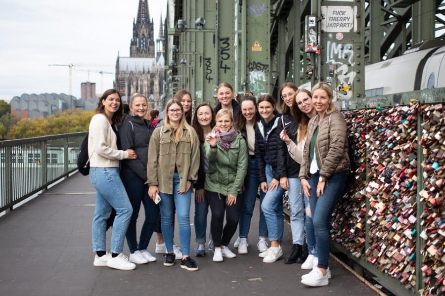 Cologne: JGA Tour in der Altstadt mit Fotoshooting - Exploring Cologne’s Old Town and Hidden Corners