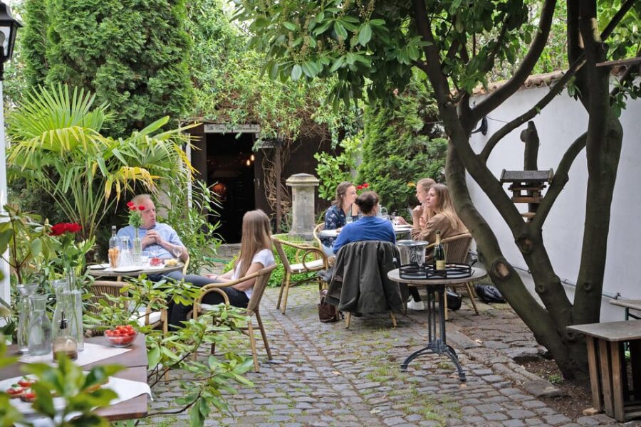 Cologne-Nippes: Summer wine party in the frenchstyle garden - Starting Point and Meeting Details at Le Caveau Wine Shop