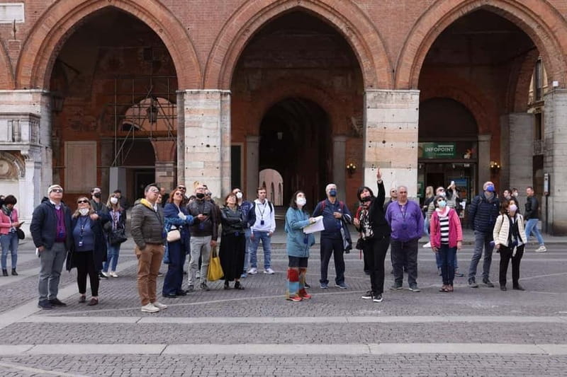Cremona: City of art and music in Italian - Starting at the Cremona Tourist Office for a Clear Introduction