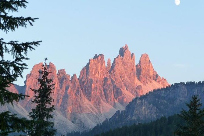Daily tours in the Dolomites with departure and arrival in Cortina d'Ampezzo - Lakes that Capture the Mountain Spirit
