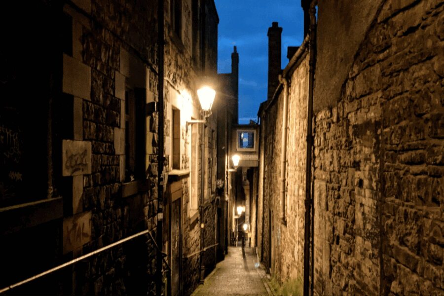 Dark Stories of Edinburgh: walking tour in French - Exploring Edinburgh’s Dark Side in the Old Town
