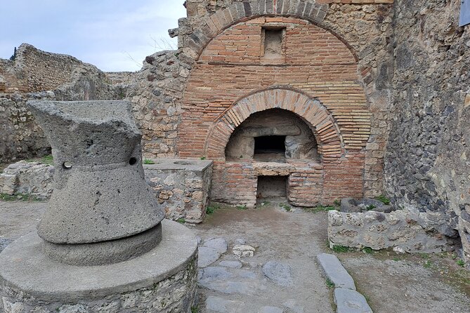 Day on a private and guided tour of Pompeii and Naples with lunch - Practical Details and Logistics of the Tour