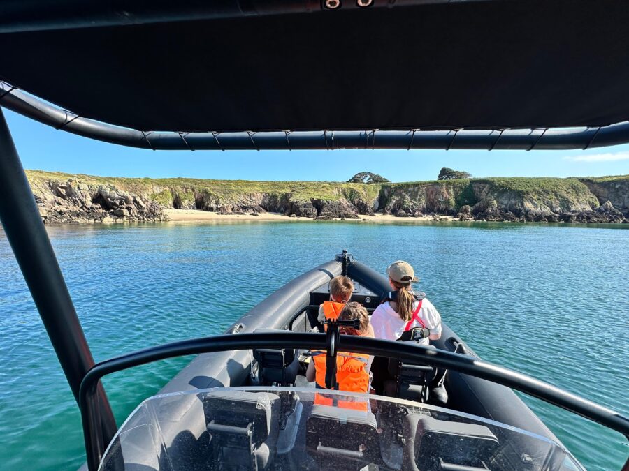 Day trip to Houat & Hoëdic with stopover in Arzon - Exploring the Wild Coast of Houat from the Sea