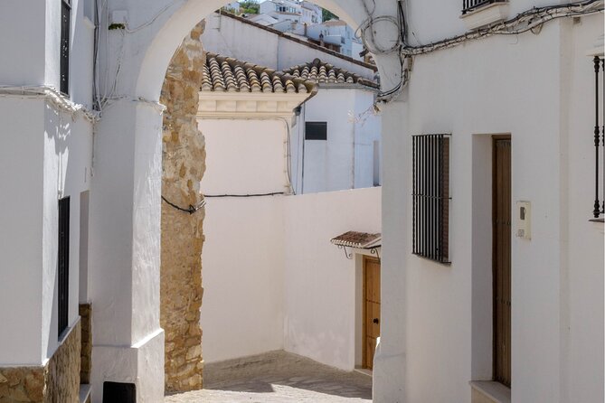 Day trip to Zahara, Setenil and Ronda from Seville - Exploring Setenil de las Bodegas: Houses Built into the Rocks