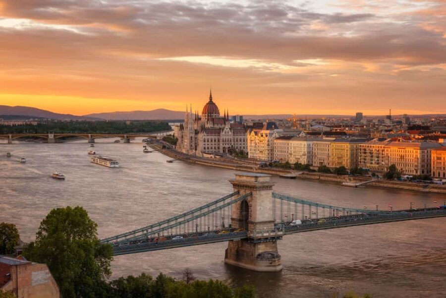 Day trips from Vienna: Bratislava and Budapest with Guide - Traveling to Budapest: Architectural Marvels and Iconic Landmarks