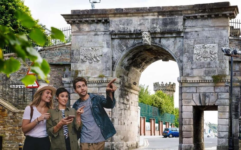 Derry: City Walking Tour & Exploration Game - Exploring Derrys Landmarks Through the App