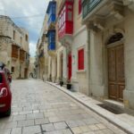Dghajsa: Sunset Walk and Gondola TOUR IN PORTUGUESE - The Charm of Birgu’s Old Town after Sunset