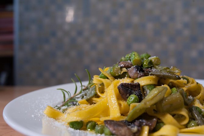 Dine & Enjoy a Cooking Demo at Local's Home in Pisa - Watching the Traditional Italian Cooking Show