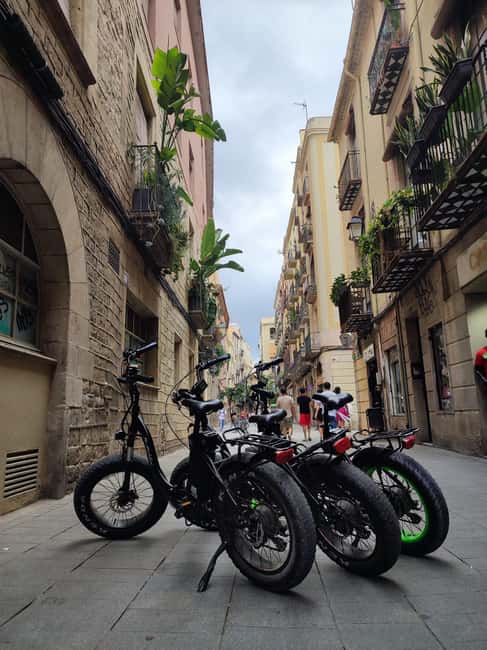Discover Barcelona effortlessly without walking (bikes, scooters...) - Starting Point and Rental Process at the City Center