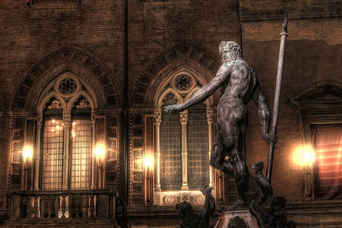Discover Bologna an amazing city - Discover the Fontana del Nettuno in Piazza del Nettuno