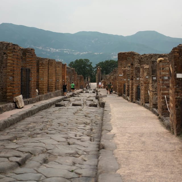 Discover Pompeii: English Walking Tour of the Buried City - Easy Meeting Point at inStazione with Clear Instructions