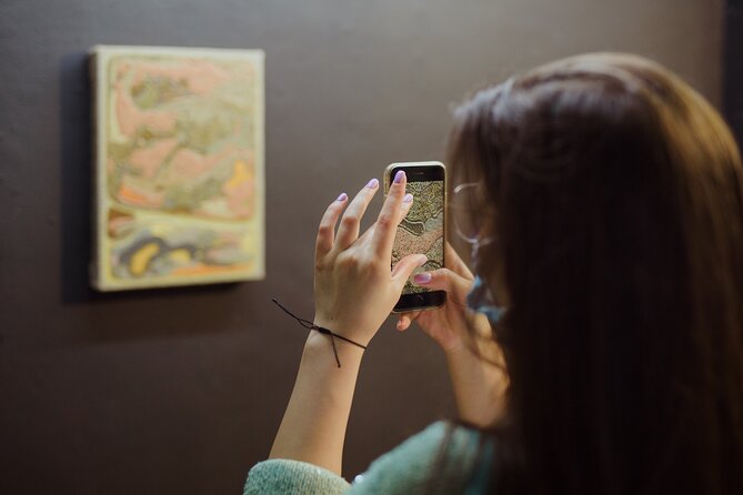 Discover the local art scene with ArtCrawl - Visiting White Cuib: A Contemporary Art Gem