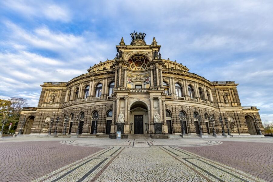 Dresden: Express Walk with a Local in 60 minutes - Meeting Point at the Julius Otto Monument