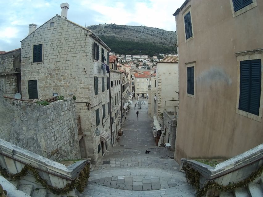 Dubrovnik: Insider 90-Minute Walking Tour With a Local - Visiting the Dubrovnik Cathedral and Its Resilient Architecture