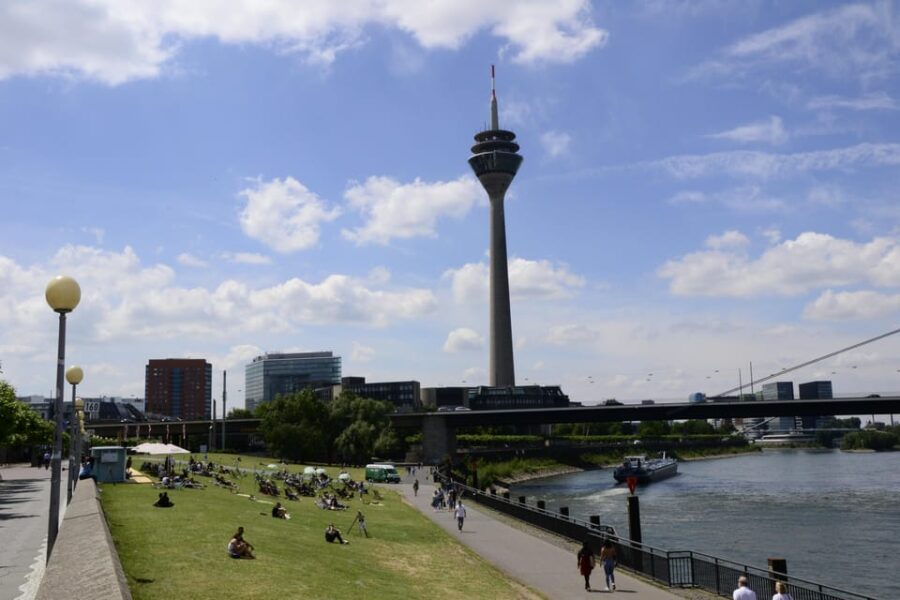 Düsseldorf: Old town and banks of Rhine - heart and lifeline - Starting at the Tritonenbrunnen: The Meeting Point for an Urban Expedition