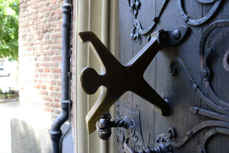 Düsseldorf walk: The Old Town and a charming market square - Exploring the Charming Alleys of Düsseldorf’s Old Town