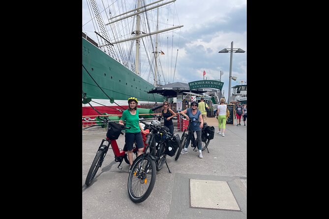 E-bike activity in Hamburg with a cultural program and snacks - Experiencing Hamburg’s Cultural Side with Sandra Keck