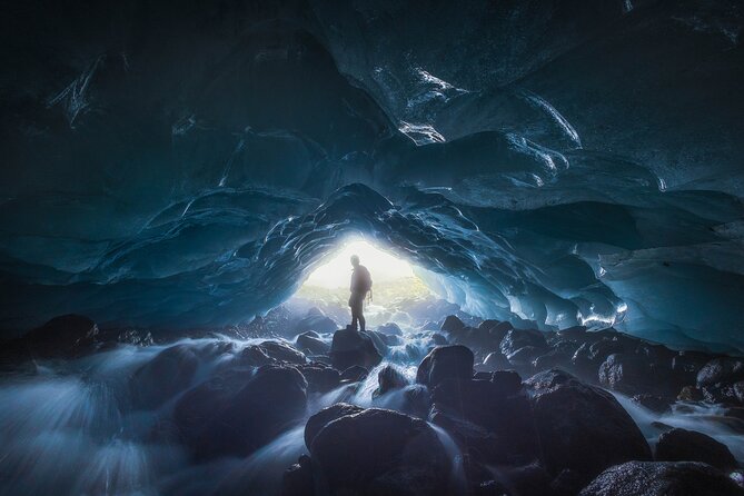 Early Bird Ice Cave with 5 Professional Photos - Navigating the Blue Ice of Falljökull Glacier