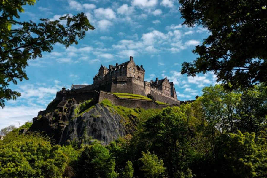Edinburgh: Capture the most Photogenic Spots with a Local - Exploring the Iconic Edinburgh Castle