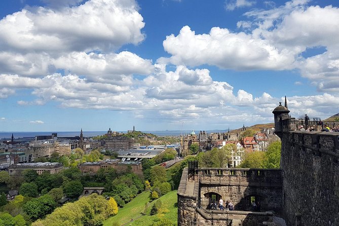 Edinburgh Castle Guided Walking Tour in English - Starting at the Royal Mile: Walking to Edinburgh Castle