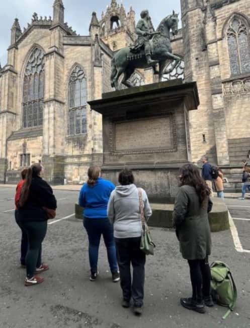 Edinburgh: Castle, Royal Mile, St Giles and Greyfriars tour - Highlights of Edinburgh Castle and Its Surroundings