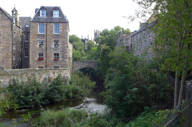 Edinburgh: Dean Village Circus Lane Walking Tour with a Local - Visiting the Historic New Town