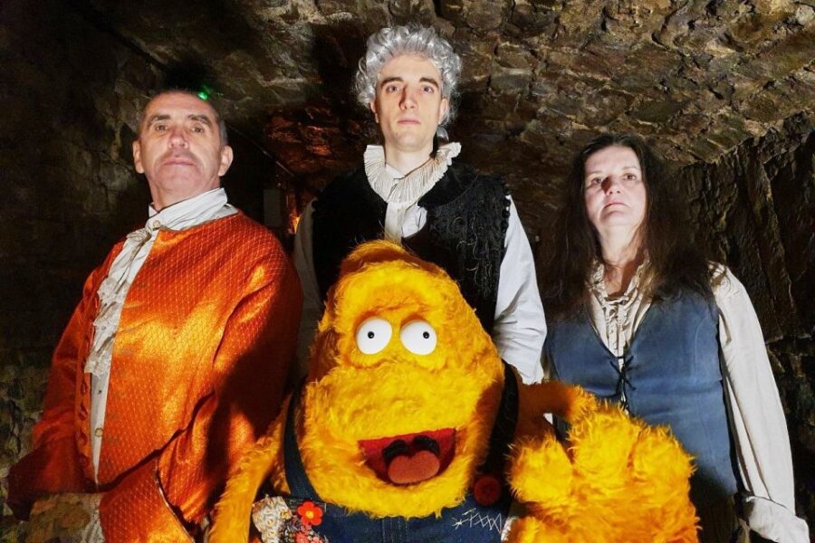 Edinburgh: Guided Ghost Walking Tour in Spanish - Starting at the Police Box on the Royal Mile