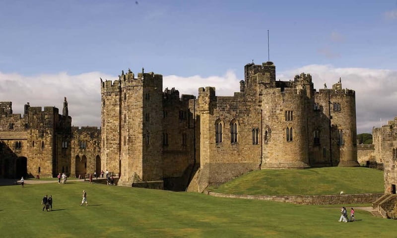 Edinburgh: Harry Potter and English Castles Tour in Spanish - Bamburgh Castle: A Film Location and Coastal Landmark