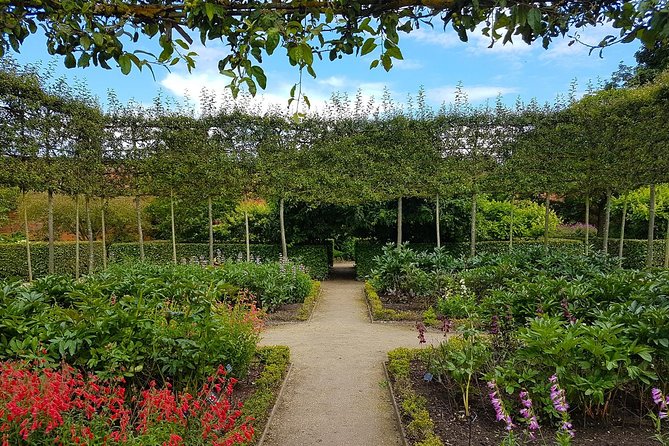 Edinburgh: Holy Island, Alnwick Castle & Kingdom of Northumbria - Exploring Lindisfarne Priory and Holy Island