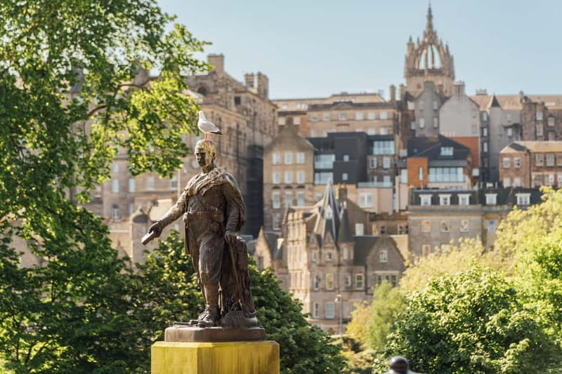 Edinburgh: Hop-On, Hop-Off Bus Tour City & Britannia Combo - From Waterloo Place to the Heart of Edinburgh