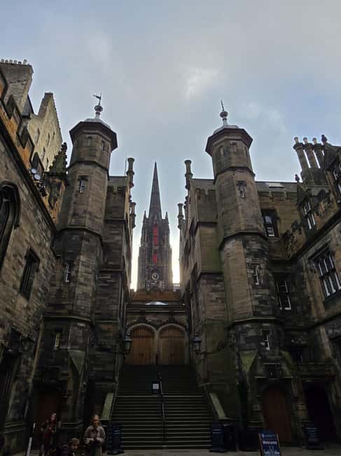 Edinburgh: Old Town early morning walk with a Scottish guide - Starting Point: Meeting at the Mercat Cross with a Scottish Flag Umbrella