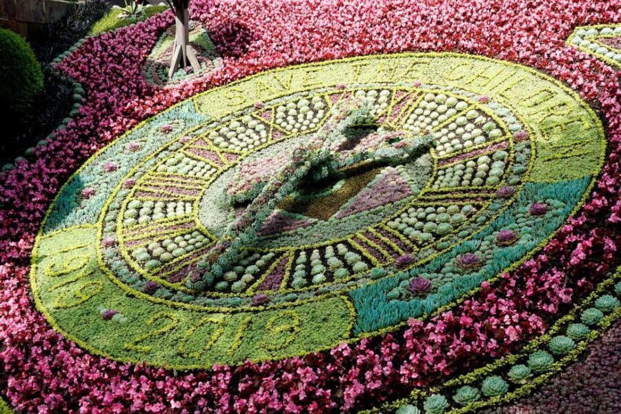 Edinburgh Old Town Hidden Gems Private Walking Tour - Walking Through the Royal Mile and its Highlights